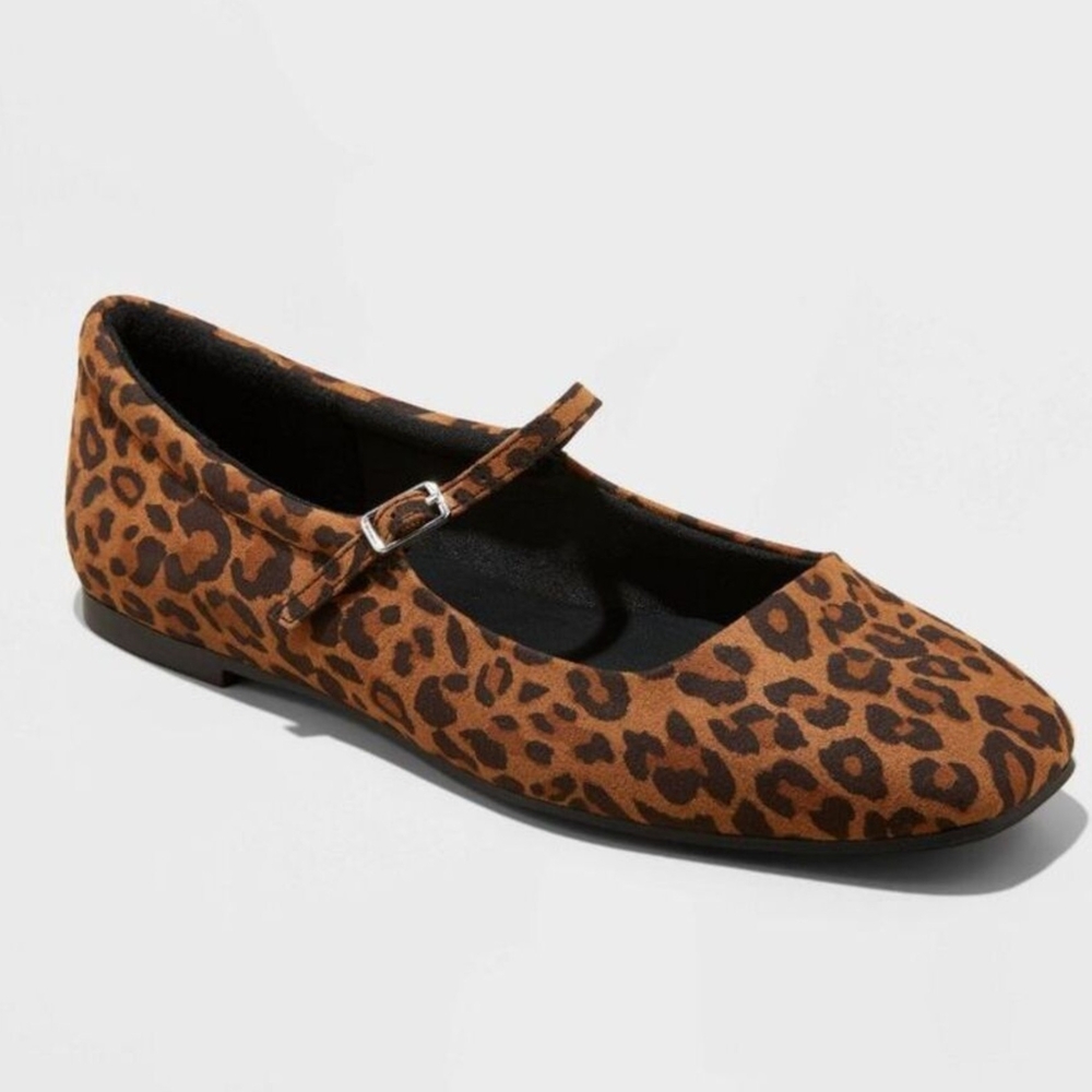 Chic Leopard Print Flats with Strap